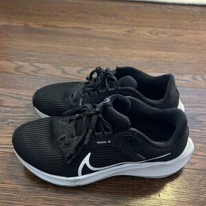 Nike Pegasus 40 Black and White Sneakers Women 7.5
